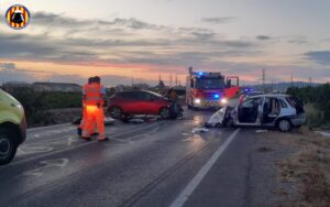 colisión frontal de dos vehículos en la CV-304 entre Vinalesa y Meliana